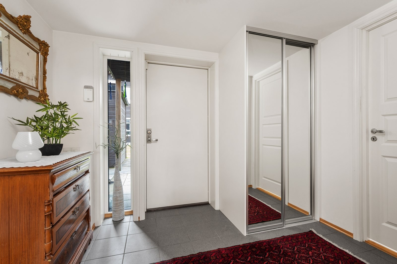 Entréen er romlig med etablert skyvedørsgarderobe, som gir god plass til oppbevaring av sko og yttertøy. Galleribilde