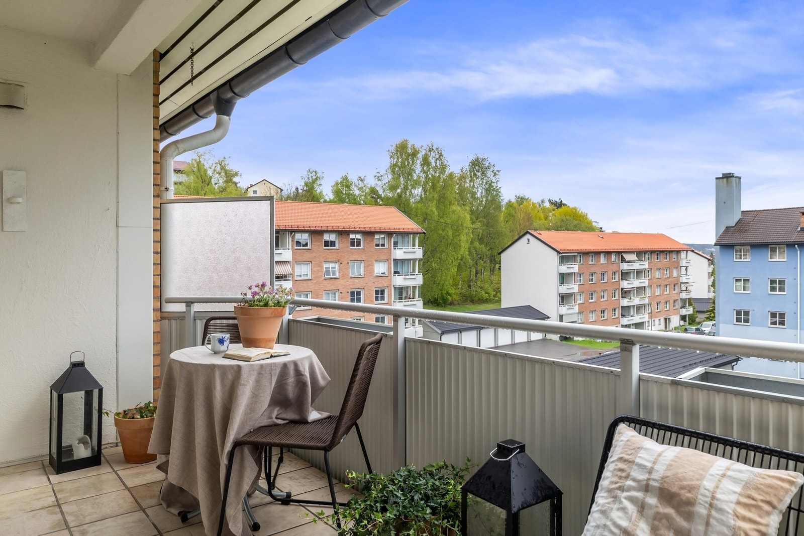 I følge solkart er solen på balkongen fra ca. 08.00 til 19.00 midtsommers Galleribilde