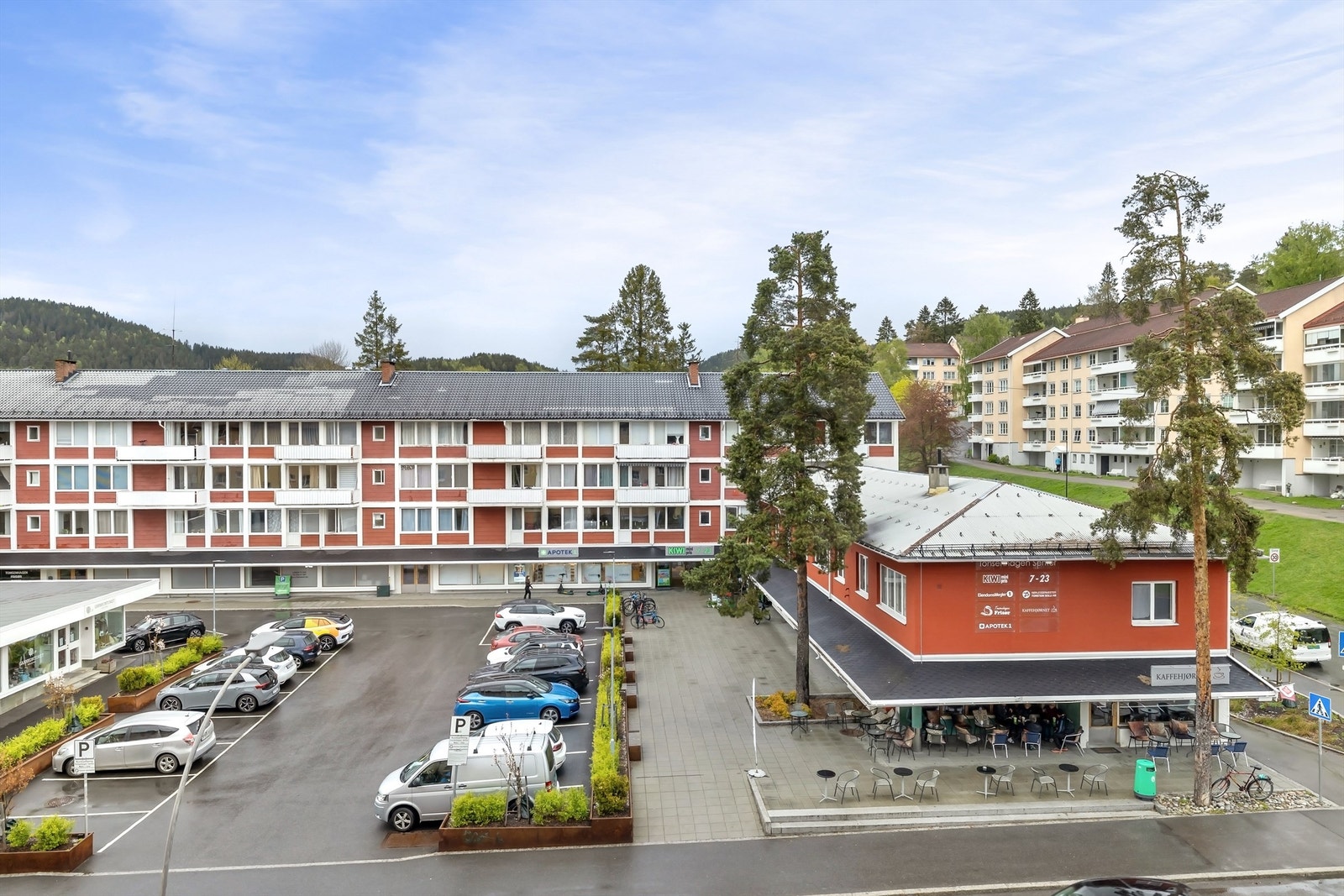 Kiwi på Tonsenhagen torg ligger på andre siden av Rødbergveien. Her finnes også apotek, kafé m.m. Galleribilde