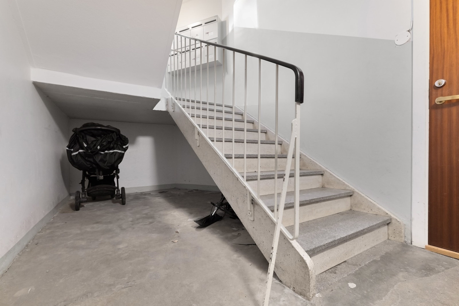 Oppgang med plass til barnevogn under trappen Galleribilde