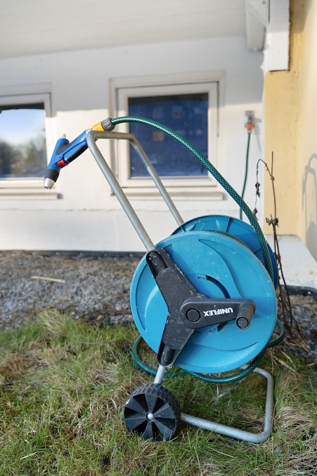 Sameiet er godt opparbeidet med flotte, grønne fellesarealer. Det er felles bruk av utvendige kraner og vannslanger, samt et stort fellesvaskeri bare få meter fra blokken Galleribilde