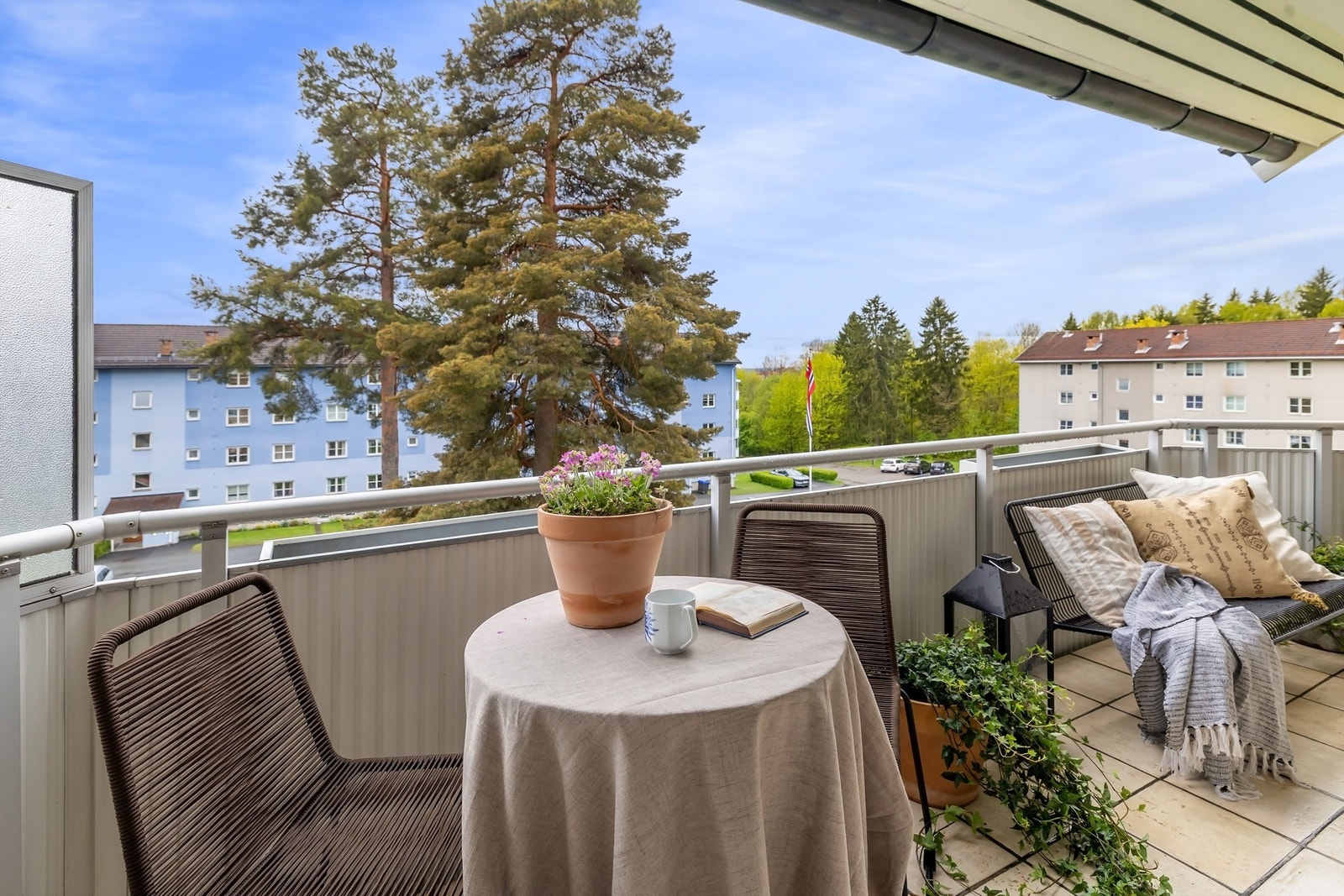 Her er det god plass til utemøblement som både sittegruppe og grill - det er tillatt med el- og eller gassgrill Galleribilde