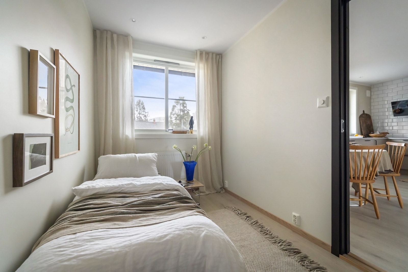 Downlights i himling og godt med lysinnslipp fra stort vindu Galleribilde