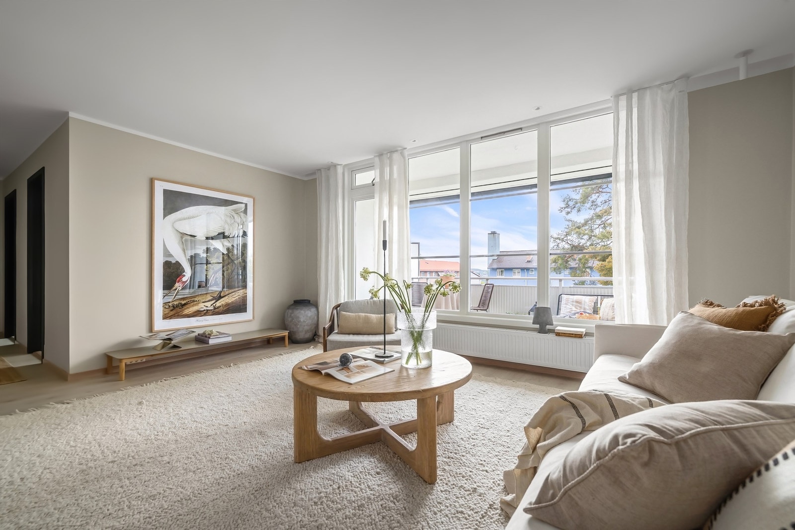 Rommet er romslig, gjennomgående og har en spennende form hvor man med enkelthet kan innrede etter eget ønske og personlige stil Galleribilde