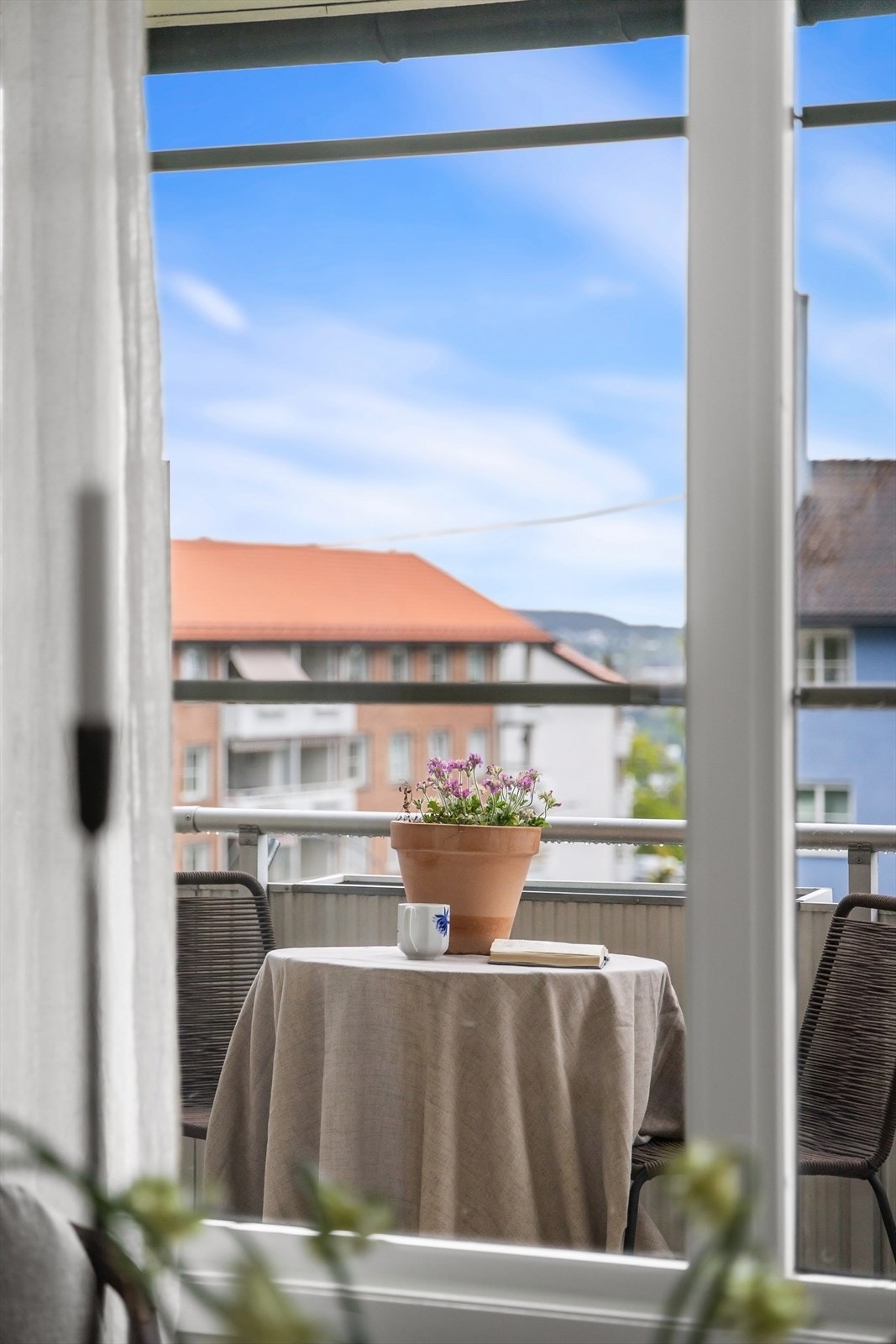 Fra stuen er det direkte utgang til en herlig balkong med sol hele dagen Galleribilde