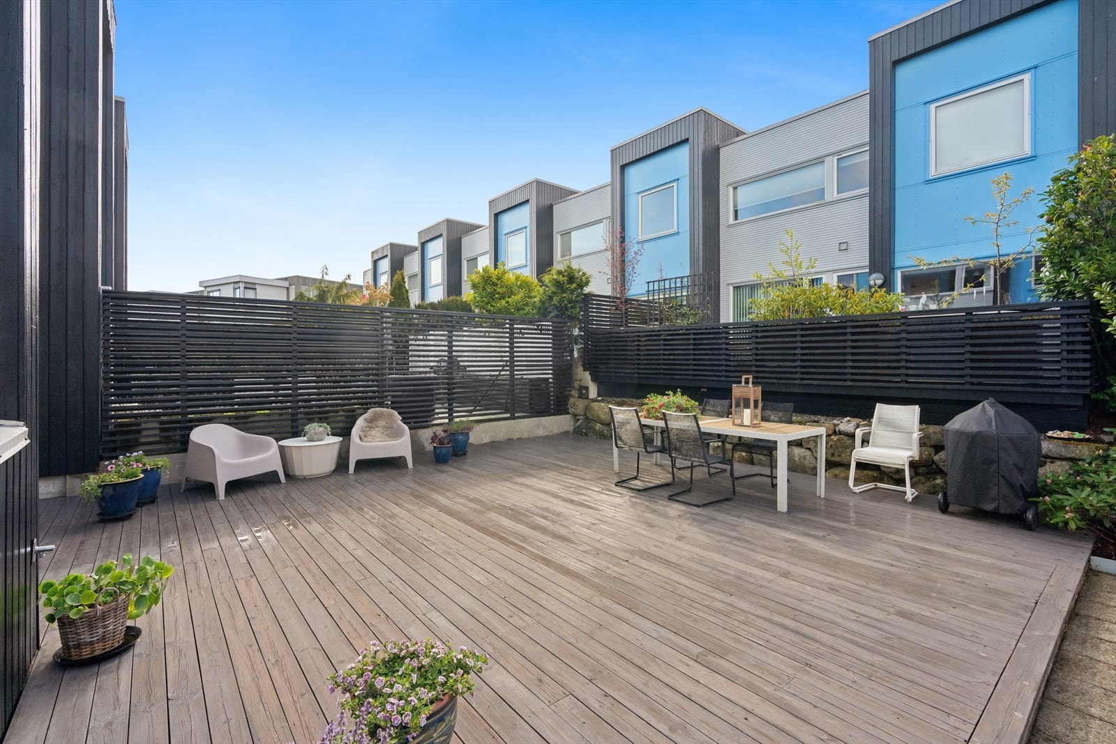 Uteområdet ligger solrikt til og har en stor terrasse med gode møbleringsmuligheter - et flott uteområde hvor man har god plass til å samle familie og venner. Galleribilde