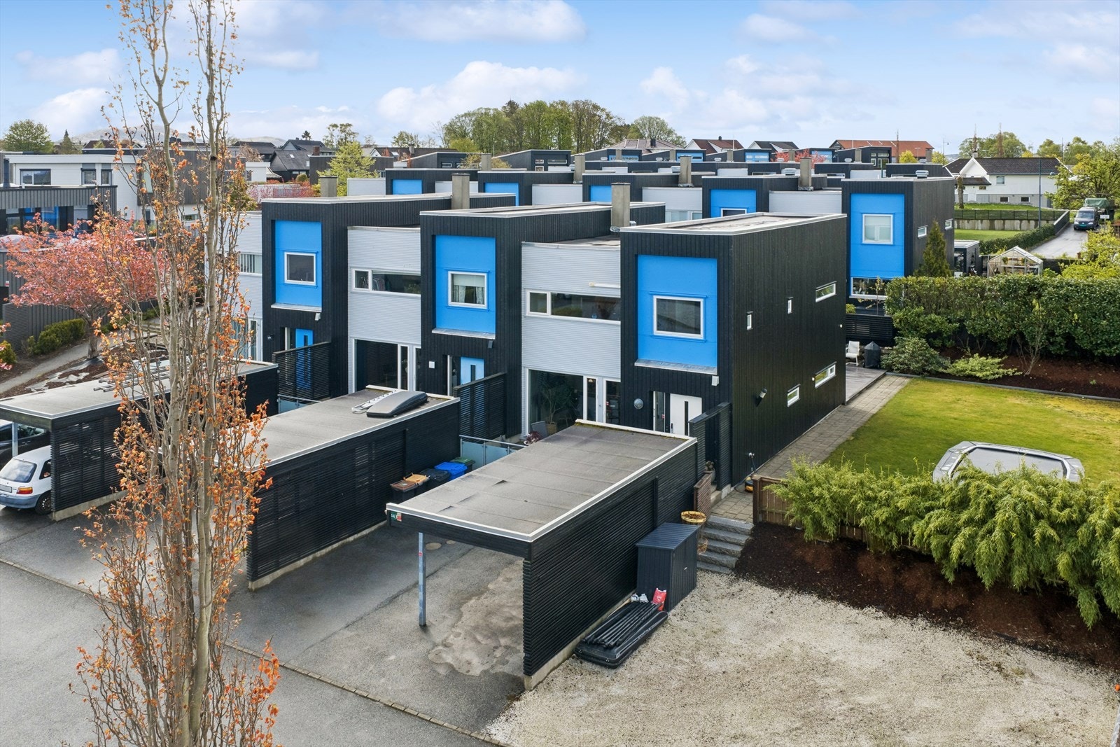 Gode parkeringsmulighet i gårdsrommet, samt på gruset område like ved. Det er også gjesteparkering på feltet. Galleribilde