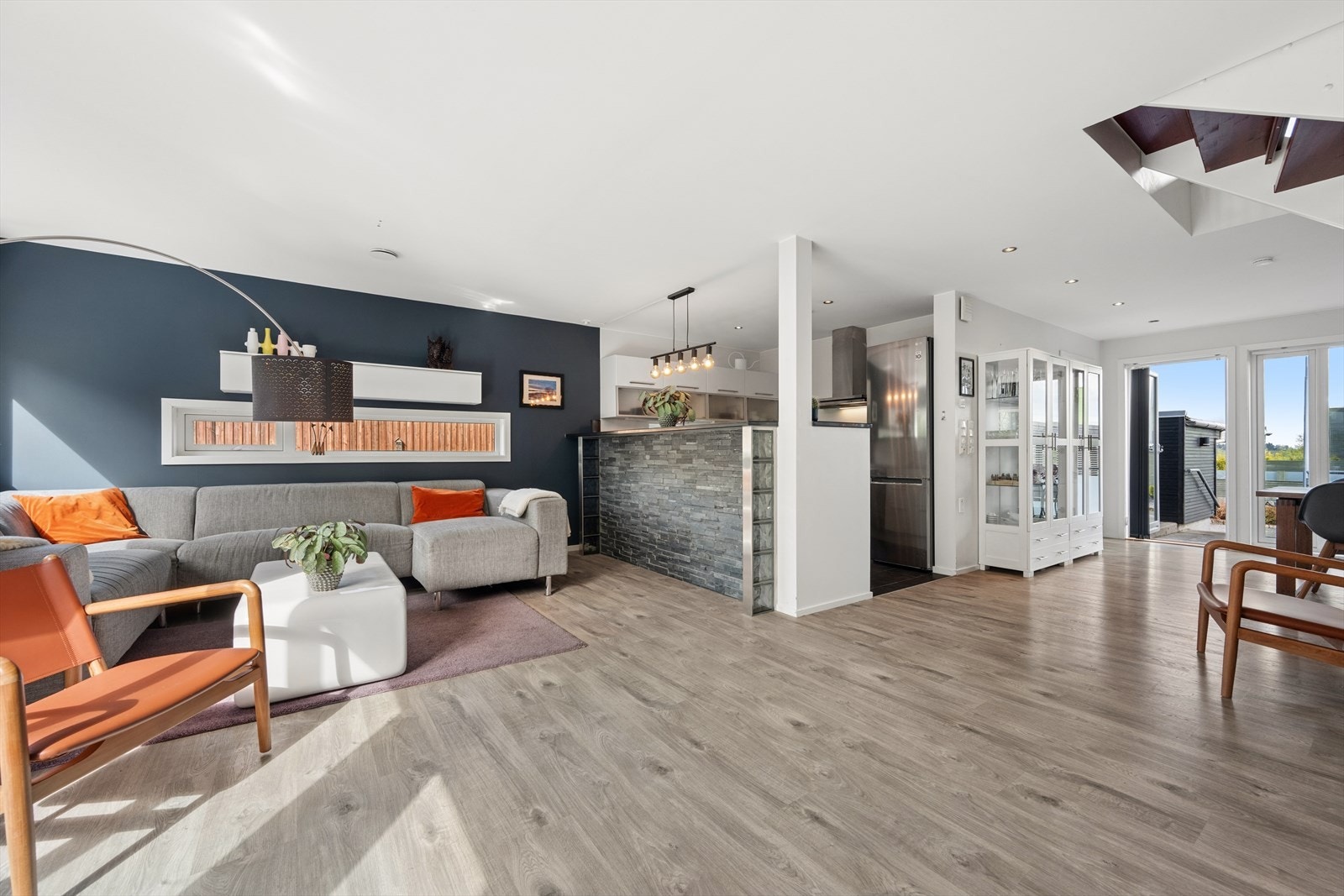 Første etasje har en åpen og sosial planløsning der stue og spisestue henger naturlig sammen. Rommet har plass til både en romslig sofagruppe og et stort spisebord. Galleribilde