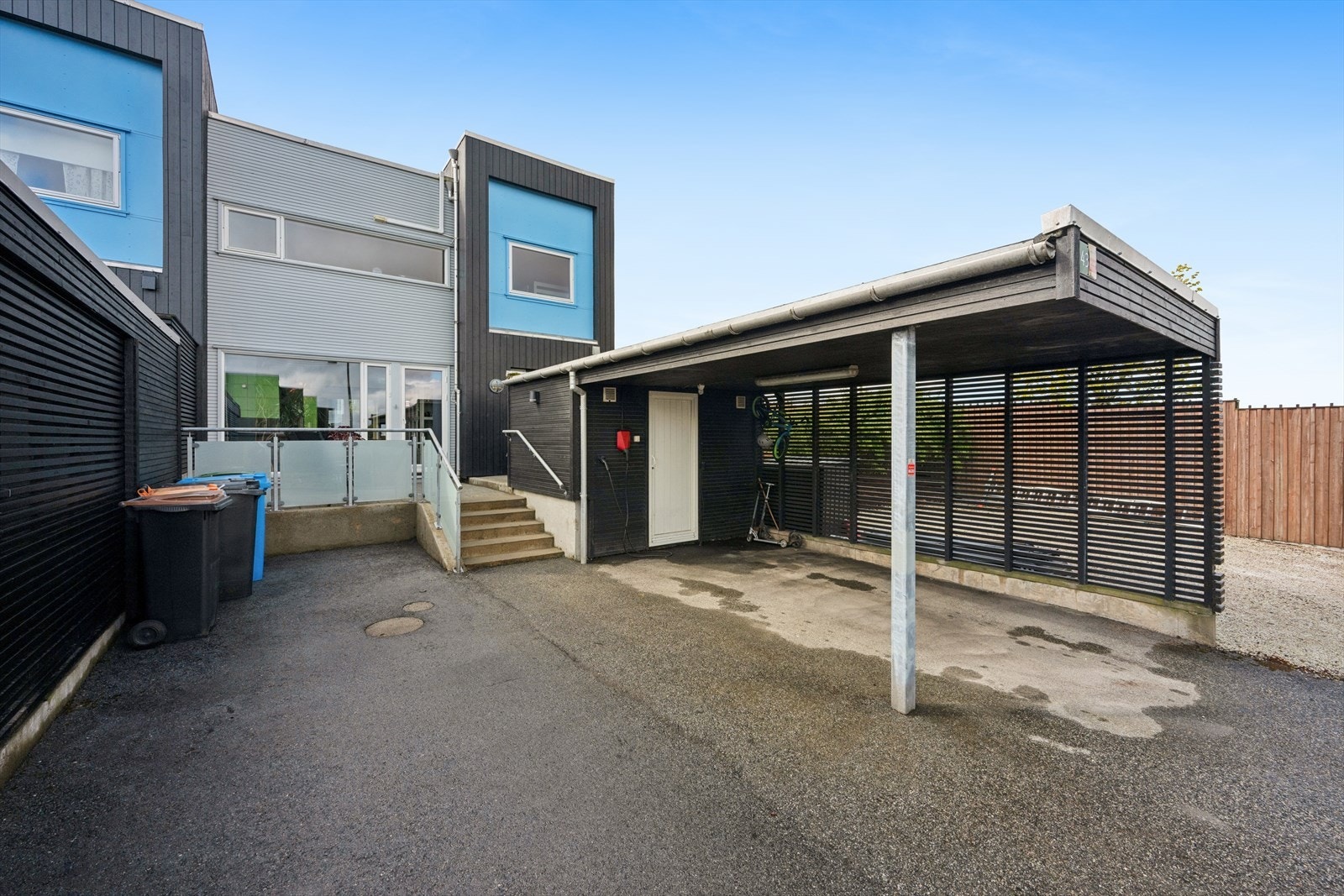 I gårdsrommet har man carport med elbillader, en utvendig bod på 6 kvm og ellers rom for parkering av flere biler. Velkommen inn! Galleribilde