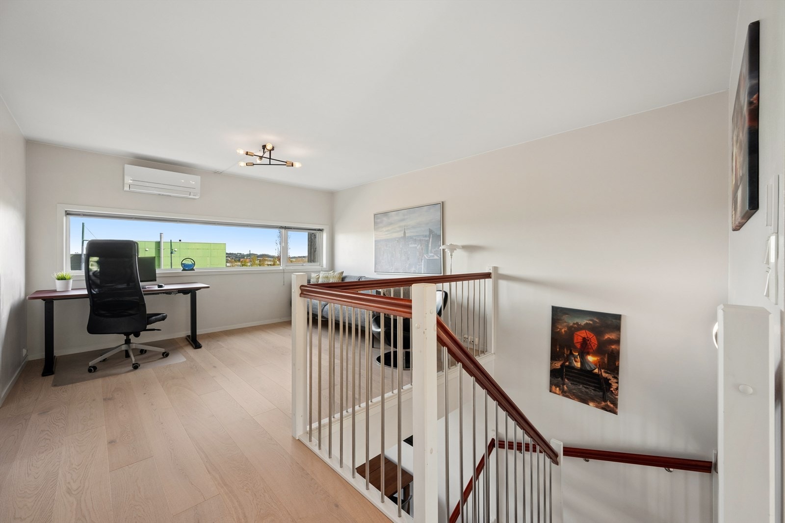 Følger man trappen opp til boligens andre etasje kommer man inn i en romslig og åpen stue. Rommet fungerer godt som en ekstra TV-stue, kontor eller lekeareal. Galleribilde