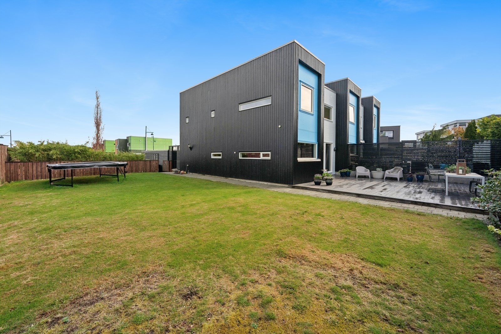 Beliggenheten på enden av rekken gir et stort område med god boltreplass til både store og små. Uteområdet ligger solrikt til og er pent opparbeidet med hage, terrasse og beplantning. Galleribilde