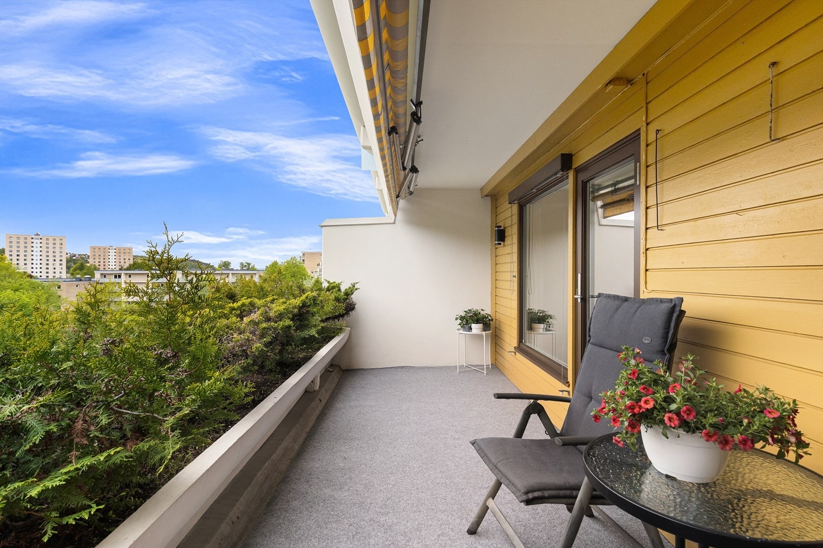 Stor sydvendt terrasse terrasse hvor du kan nyte en åpen og fri utsikt over grønne omgivelser og mot Alnaelva. Galleribilde