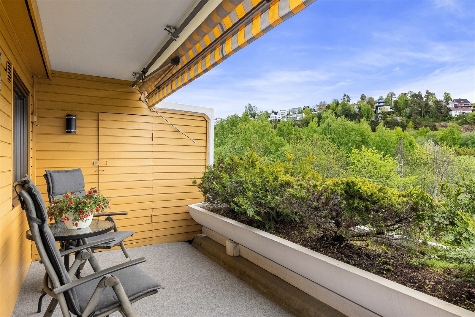 Det er god plass til sittegruppe, grill m.m. Galleribilde