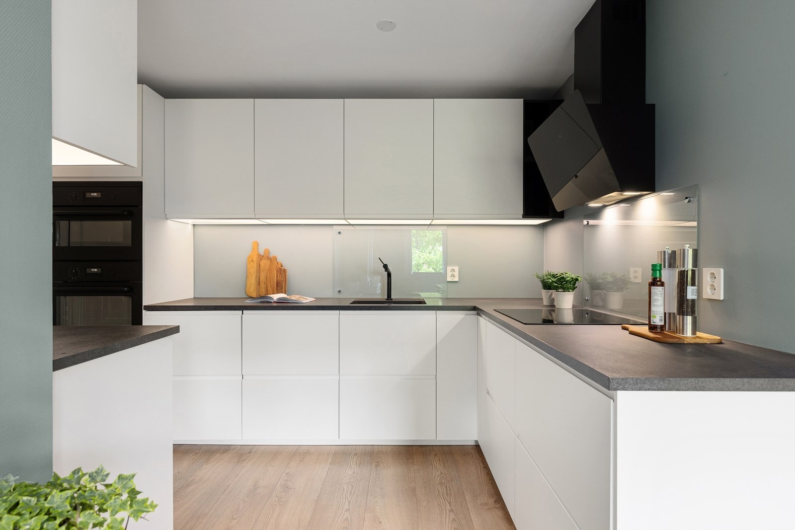 Lekkert og moderne IKEA kjøkkeninnredning fra 2018, med glatte fronter og integrerte håndtak. Galleribilde