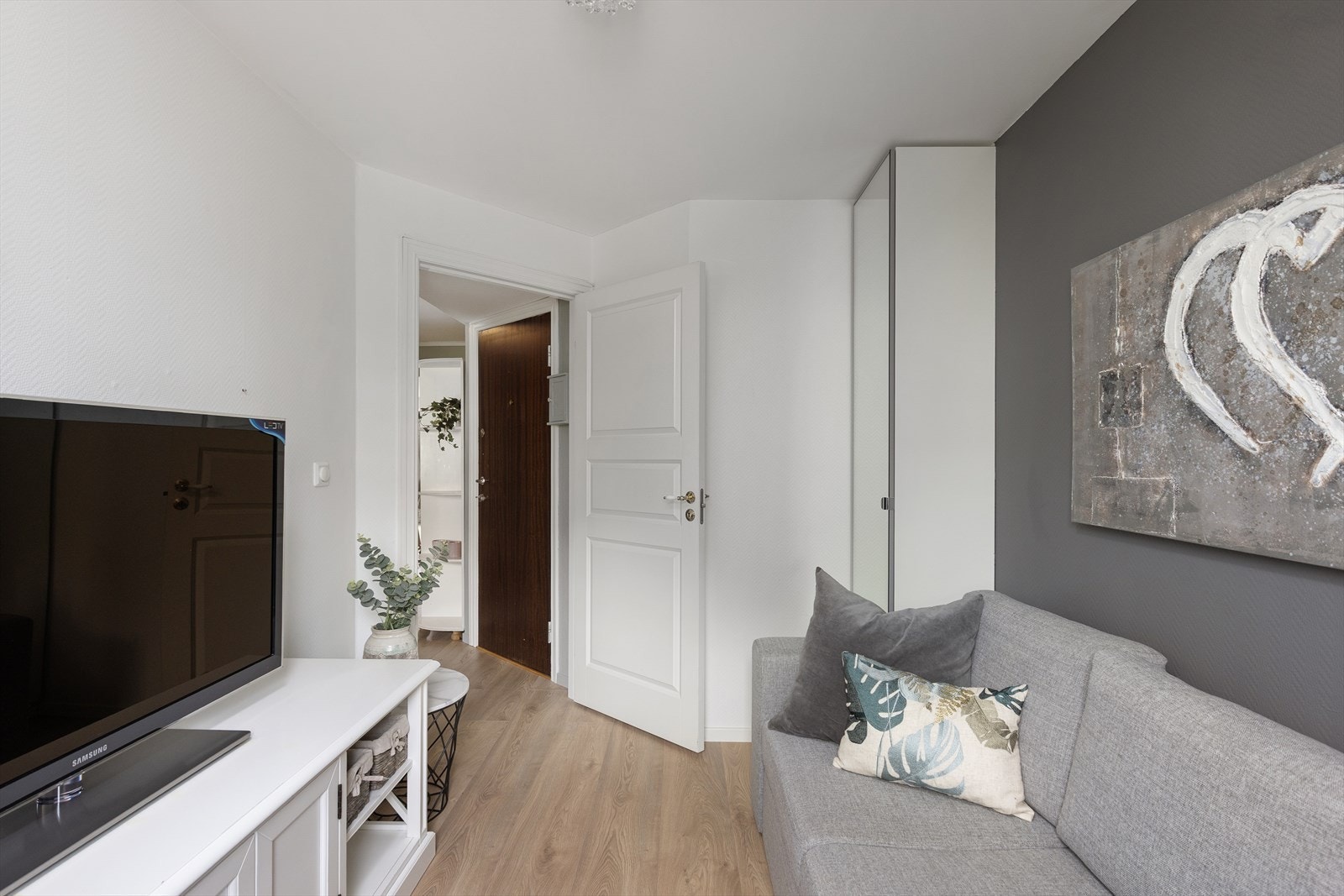 Det er god plass til seng, garderobeskap, tv-møblement eller evt. kontorpult. Galleribilde
