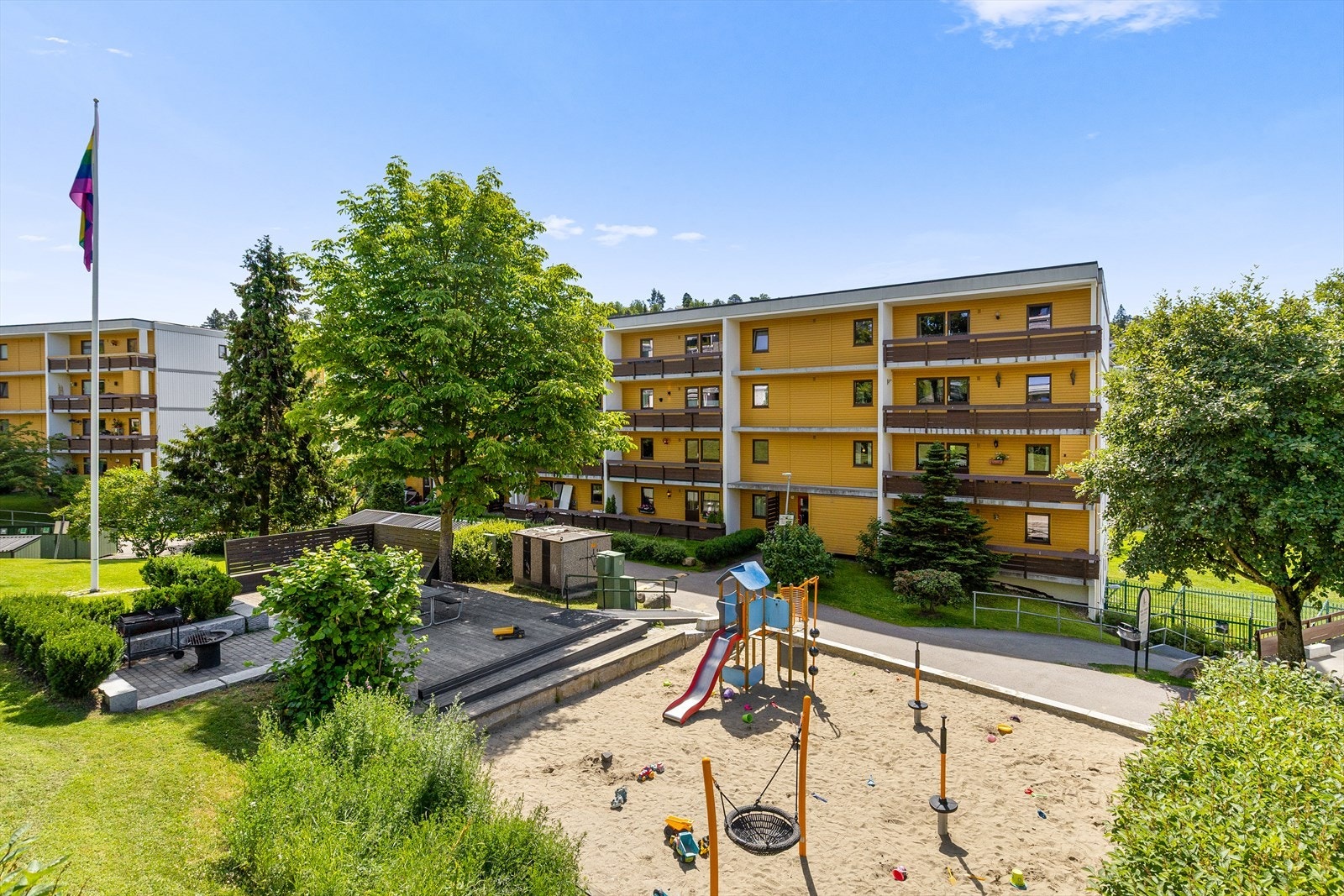 Leiligheten ligger i meget barnevennlig omgivelser med lekeplass og grillplass rett ved boligen. Galleribilde