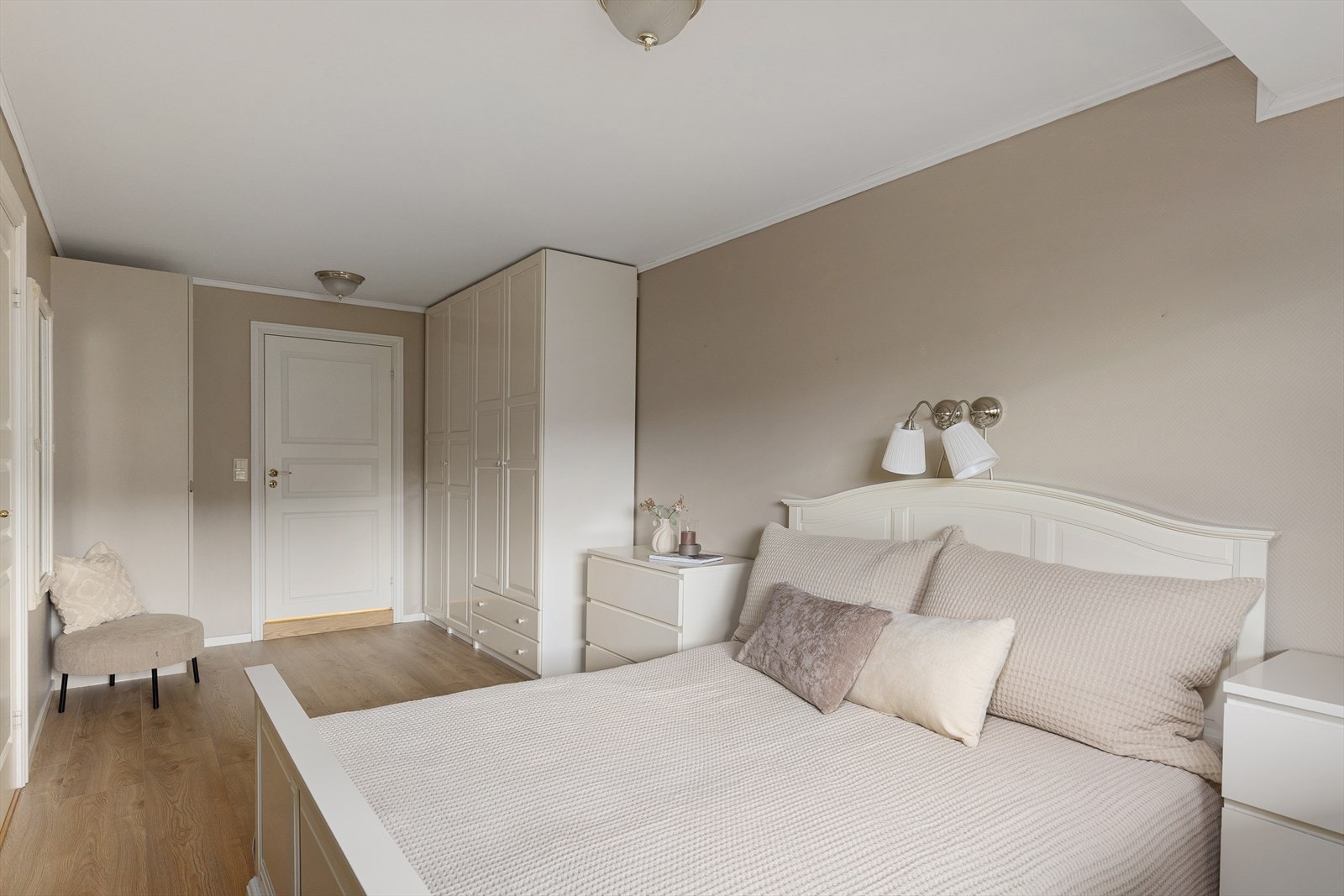 Her er det god plass til dobbeltseng, nattbord og stor plass til flere klesskap. Galleribilde