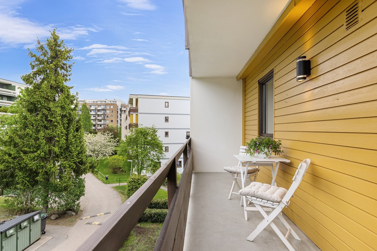 Fra spisestuen kommer du ut til en fin veranda med plass til sittegruppe m.m. Galleribilde