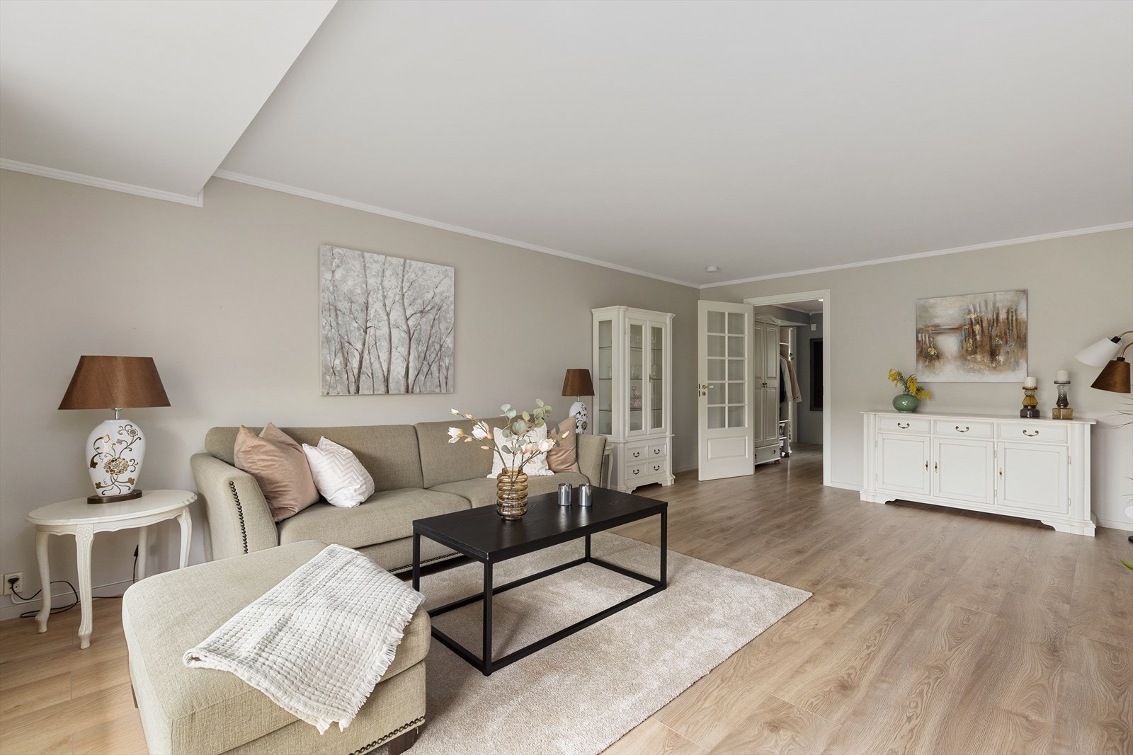 Her er det god plass til både sofagruppe og spiseplass, med en åpen og sosial planløsning som gjør rommet enkelt å møblere etter egne behov. Galleribilde