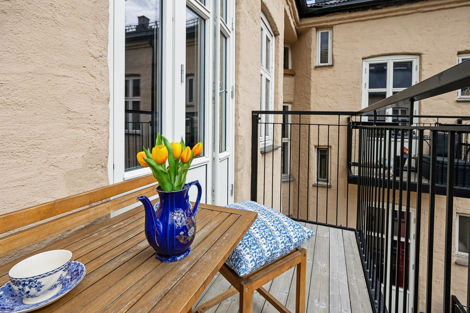 Balkongen er fra 2023, her er det plass til en sittegruppe med tilhørende møblement. Galleribilde