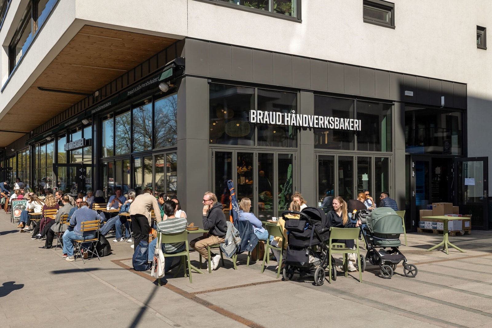 Her er finner du Kaffebrenneriet, Braud bakeri, restauranten Frenchie, Winther og Mini Thai & Sushi og Smak av Italia som tilbyr et bredt utvalg av italienske kvalitetsmatvarer. Galleribilde