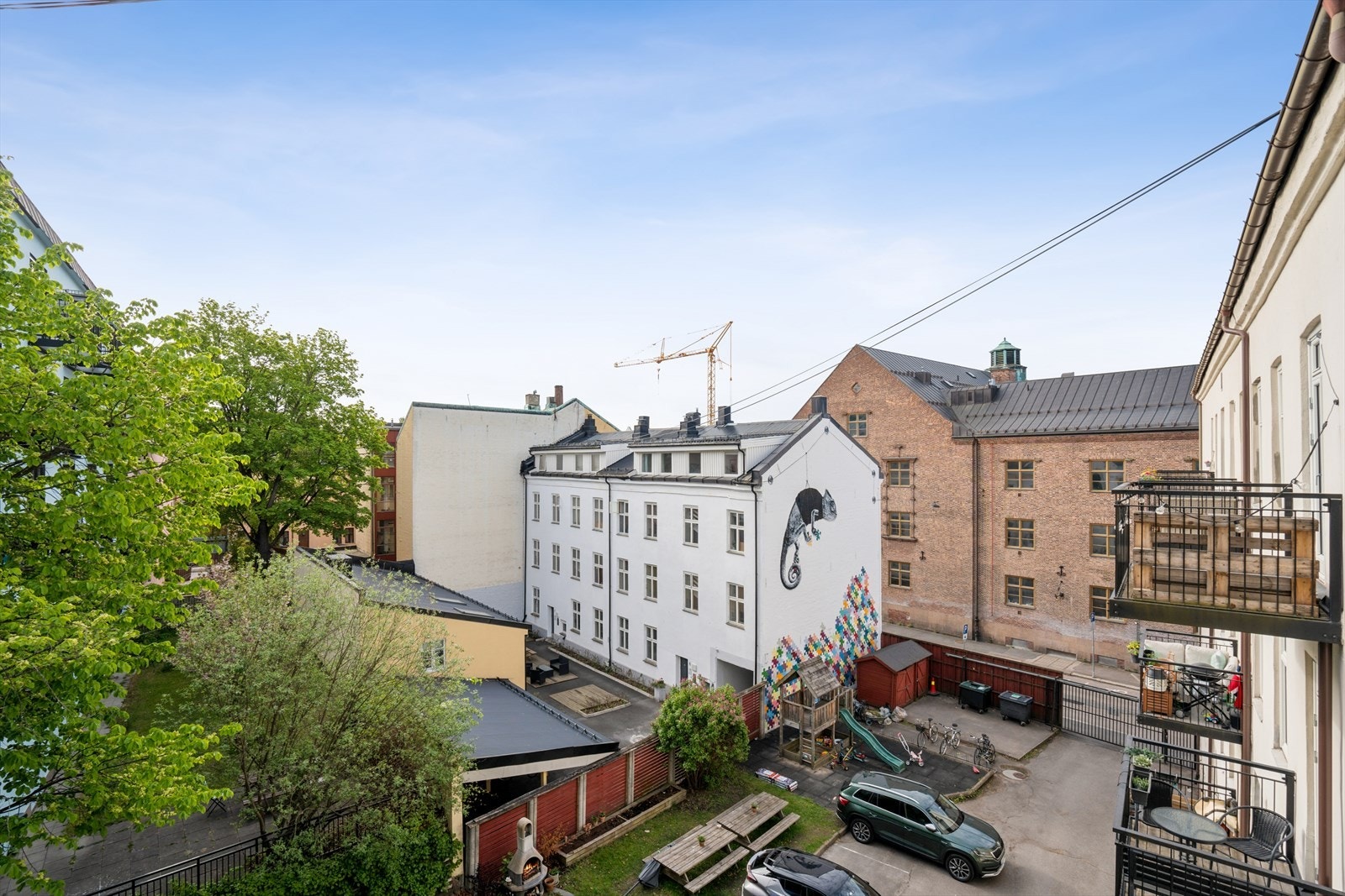 Utsikt fra balkong ut mot hyggelig bakgård Galleribilde