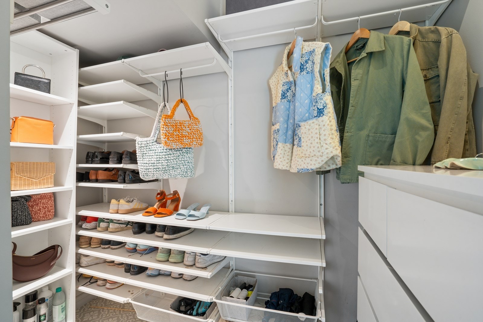 Funksjonell walk-in garderobe fra gang med god skapplass, smarte løsninger for oppbevaring og enkel tilgang som gir en organisert hverdag. Galleribilde