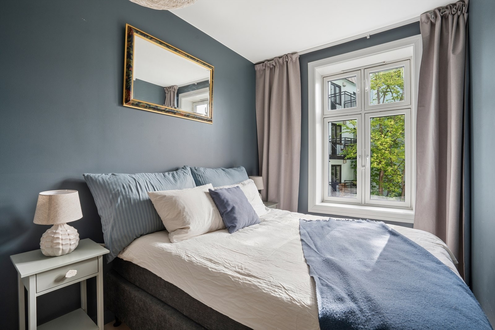 Soverom med beliggenhet mot rolig bakgård. Galleribilde
