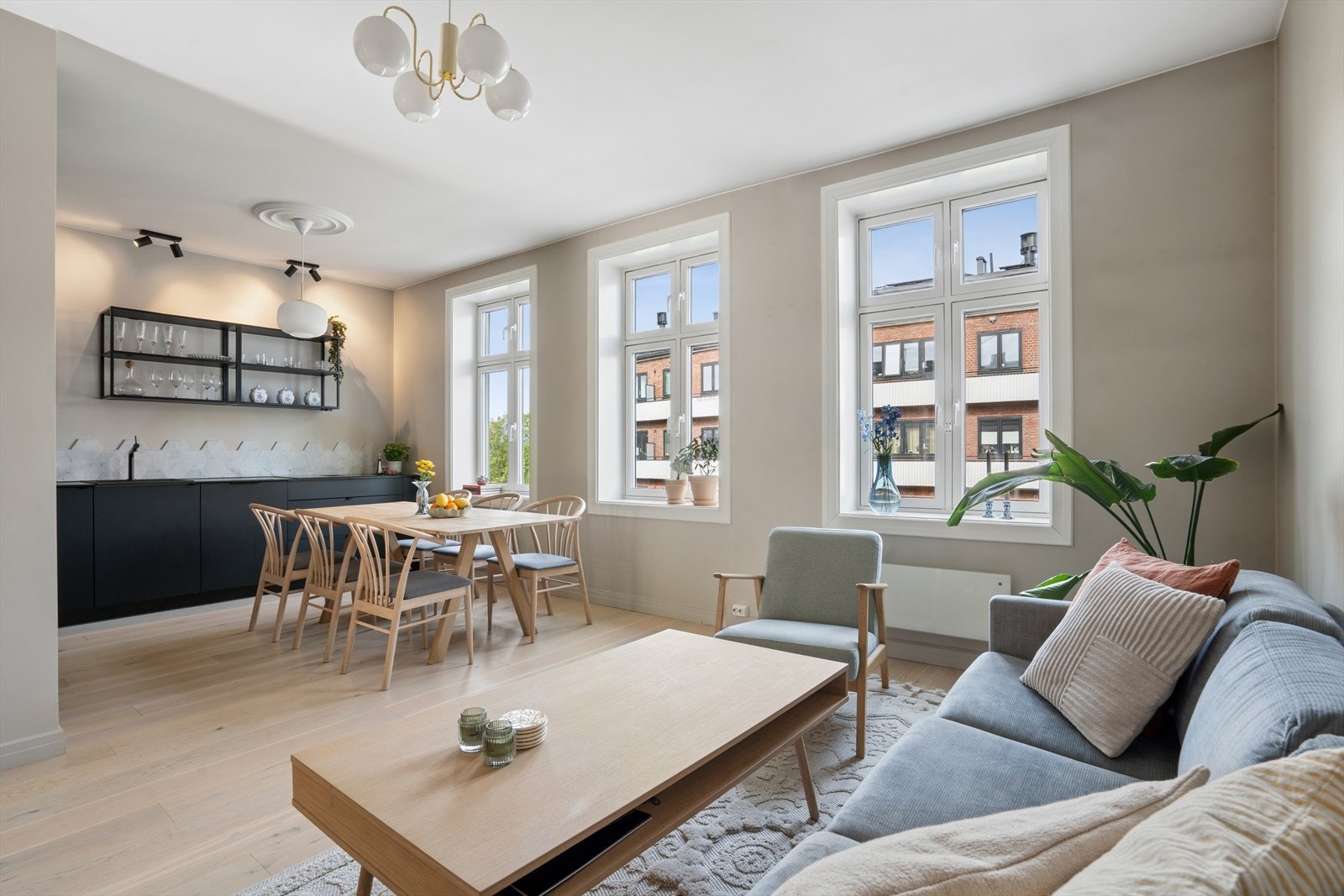 Lys og luftig stue med store vindusflater som slipper inn rikelig med naturlig lys. Behagelige fargevalg og en åpen romfølelse skaper en innbydende og harmonisk atmosfære. Galleribilde