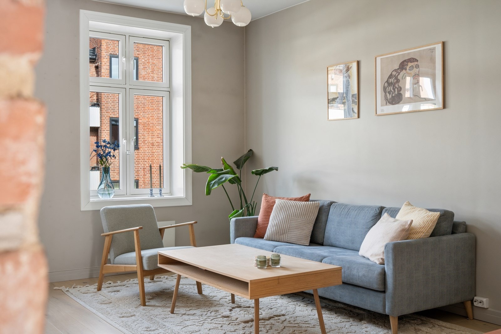 En leilighet hvor det klassiske møter det moderne og skaper en harmonisk følelse gjennom hele boligen, preget av balanse, varme og tidløs eleganse. Galleribilde