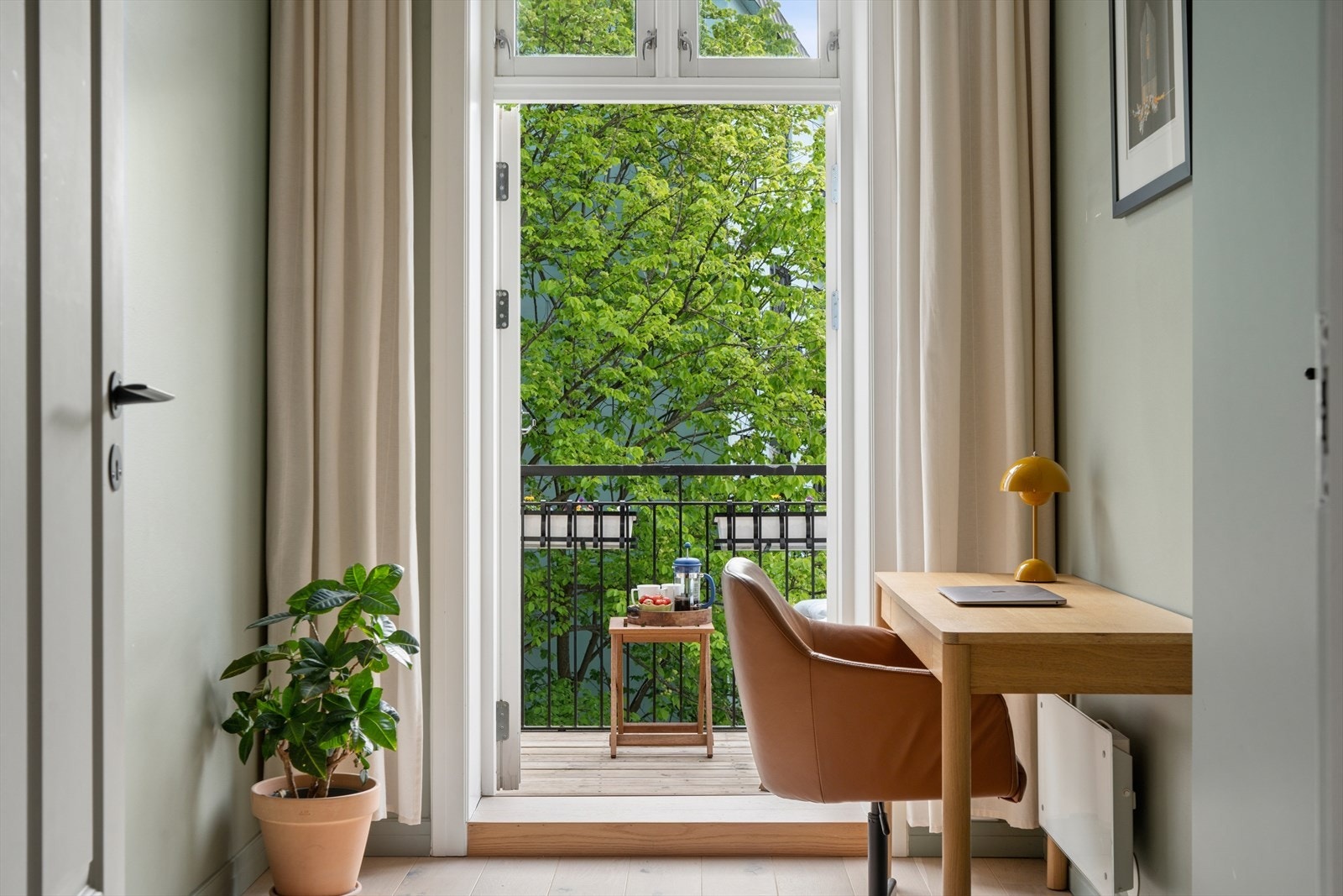 Lyst og innbydende soverom med direkte utgang til balkong, god himmelkontakt og utsyn mot en frodig og rolig bakgård som skaper en avslappende atmosfære. Galleribilde