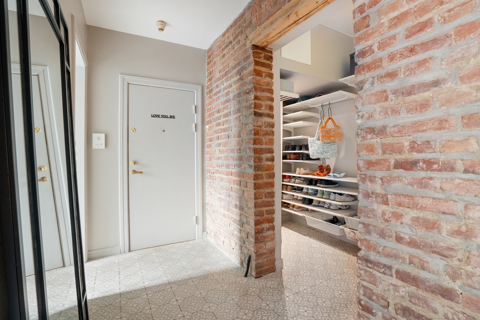 Innbydende inngangsparti med tidløst teglverk som gir et solid og elegant førsteinntrykk, kombinert med en varm og velkomponert atmosfære. Galleribilde