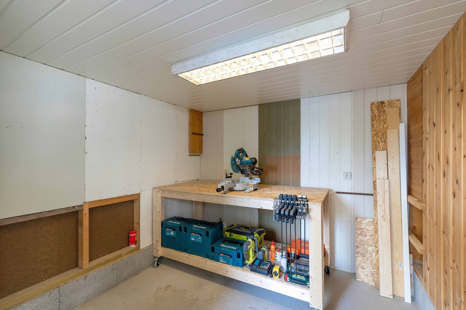 Eget verksted(snekkerbod i bakkant av garasje. Benk medfølger salget. Galleribilde