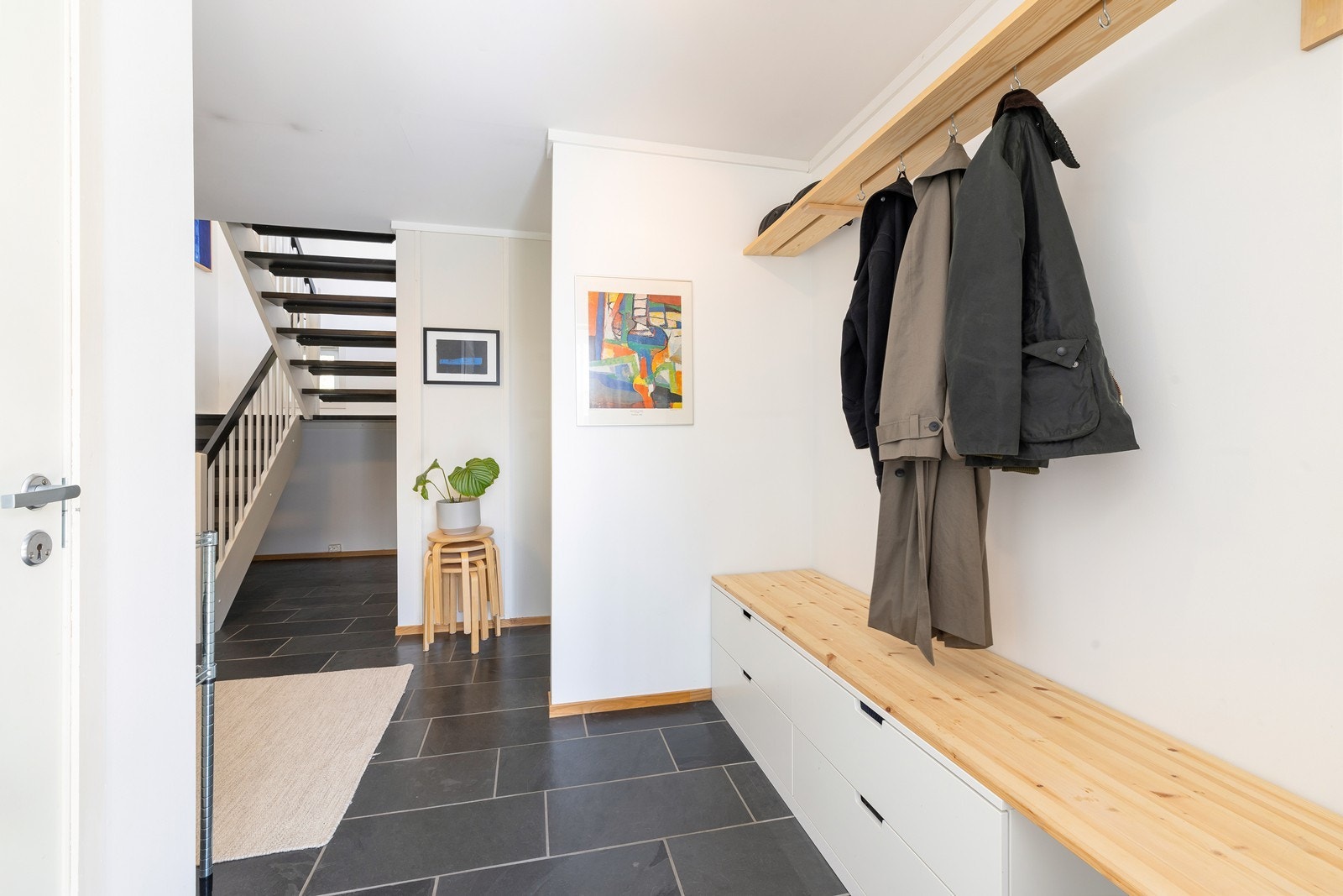 Plassbygget hylle og benk med skuffer medfølger. Galleribilde