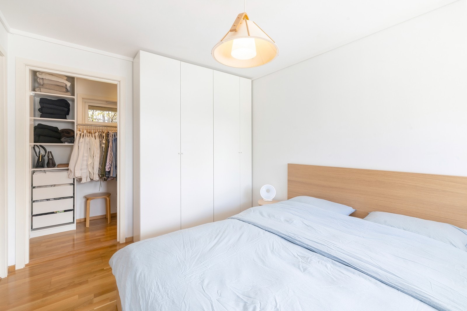 Hovedsoverom med plass til seng og klesskap samt inngang til walk in garderobe. Galleribilde