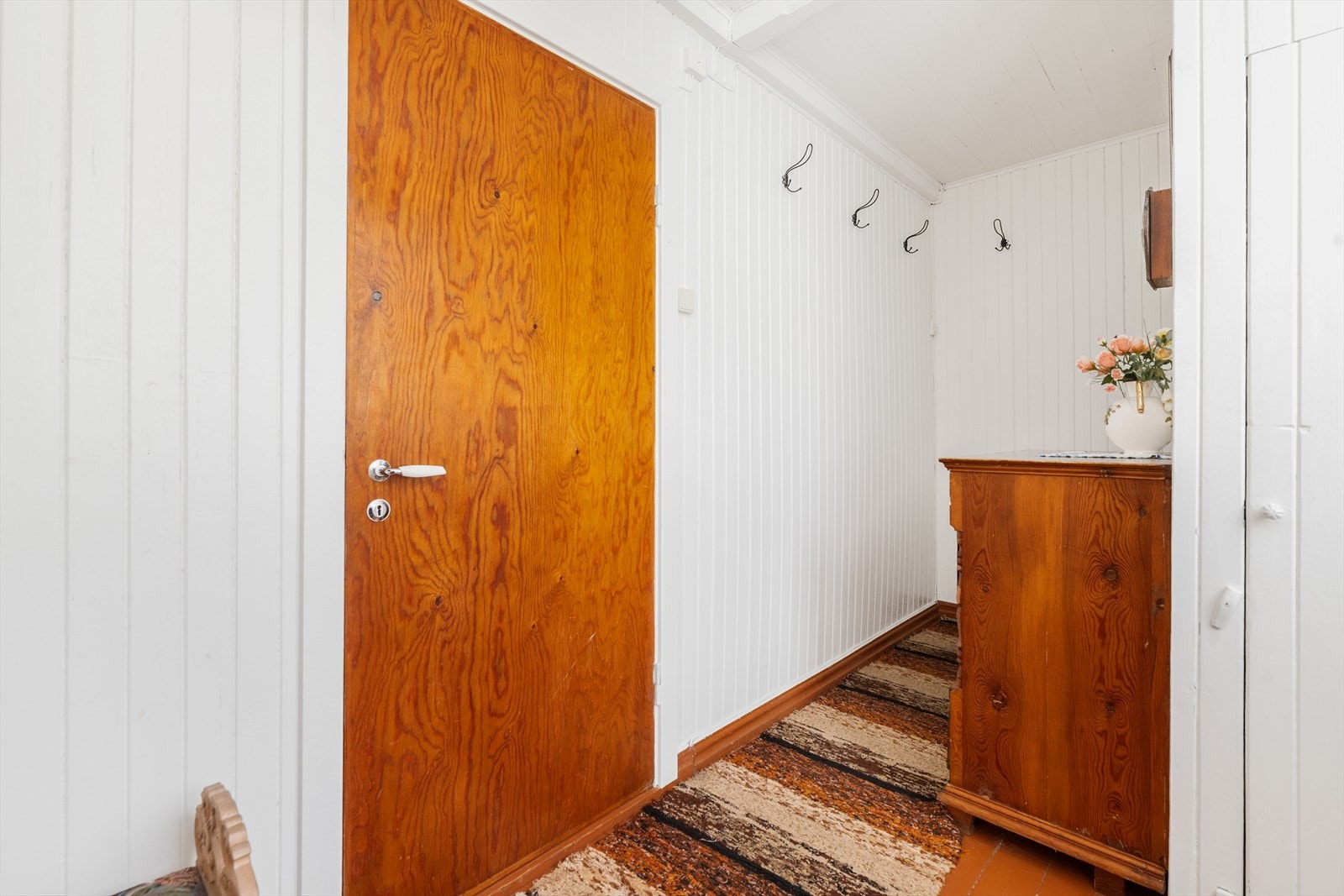 Entré med plass til å henge fra seg yttertøy. Galleribilde