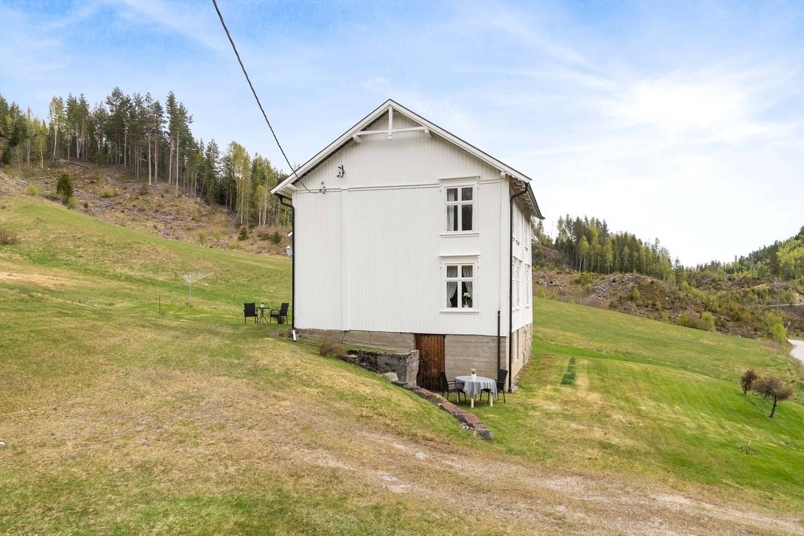 Kjelleren har egen utvendig inngang i tillegg til adkomst fra kjøkkenet. Galleribilde