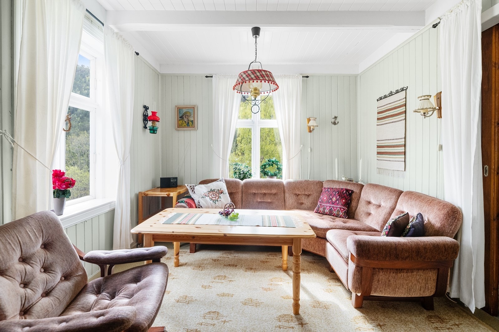 Rommet har vegger kledd med trepanel, som gir en klassisk og lun atmosfære. Galleribilde