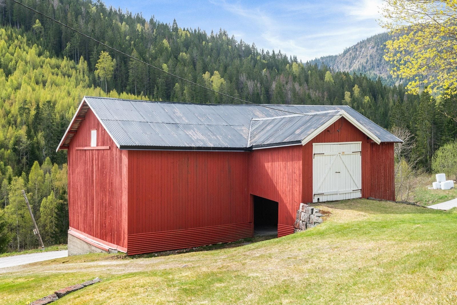 Driftsbygningen på eiendommen gir rikelig med lagringsplass og muligheter. Galleribilde