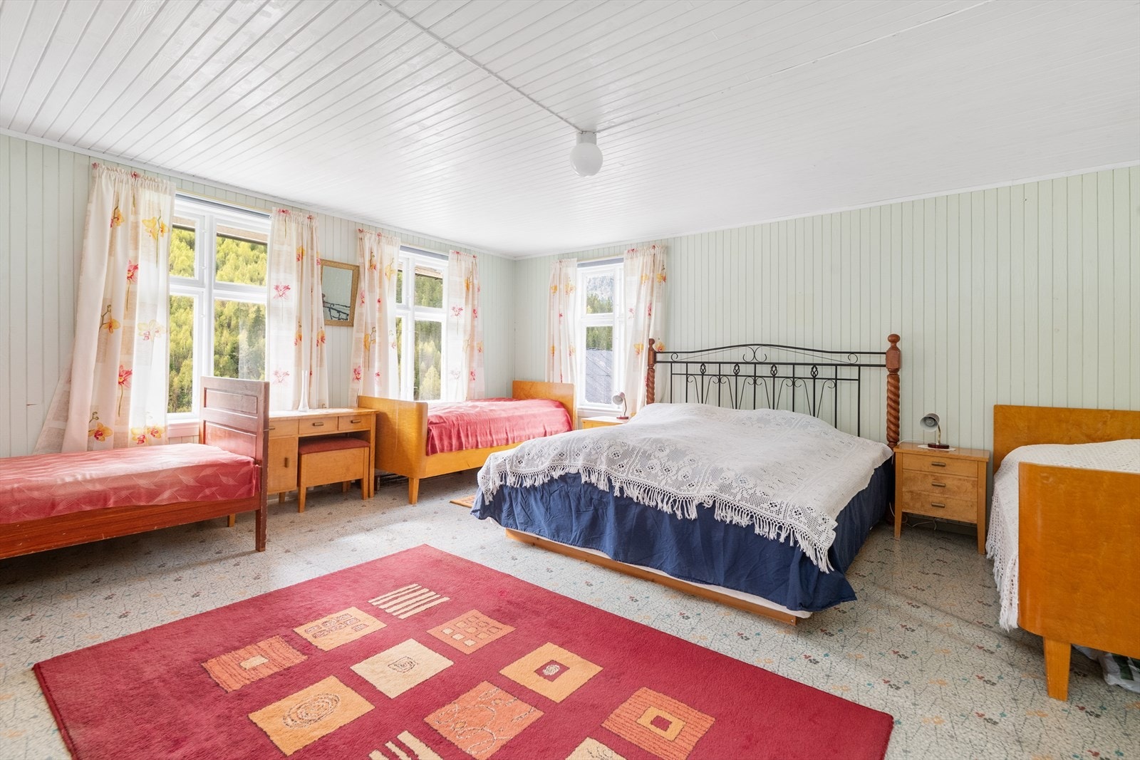 Det største soverommet i andre etasje har god plass til flere sengeplasser. Galleribilde
