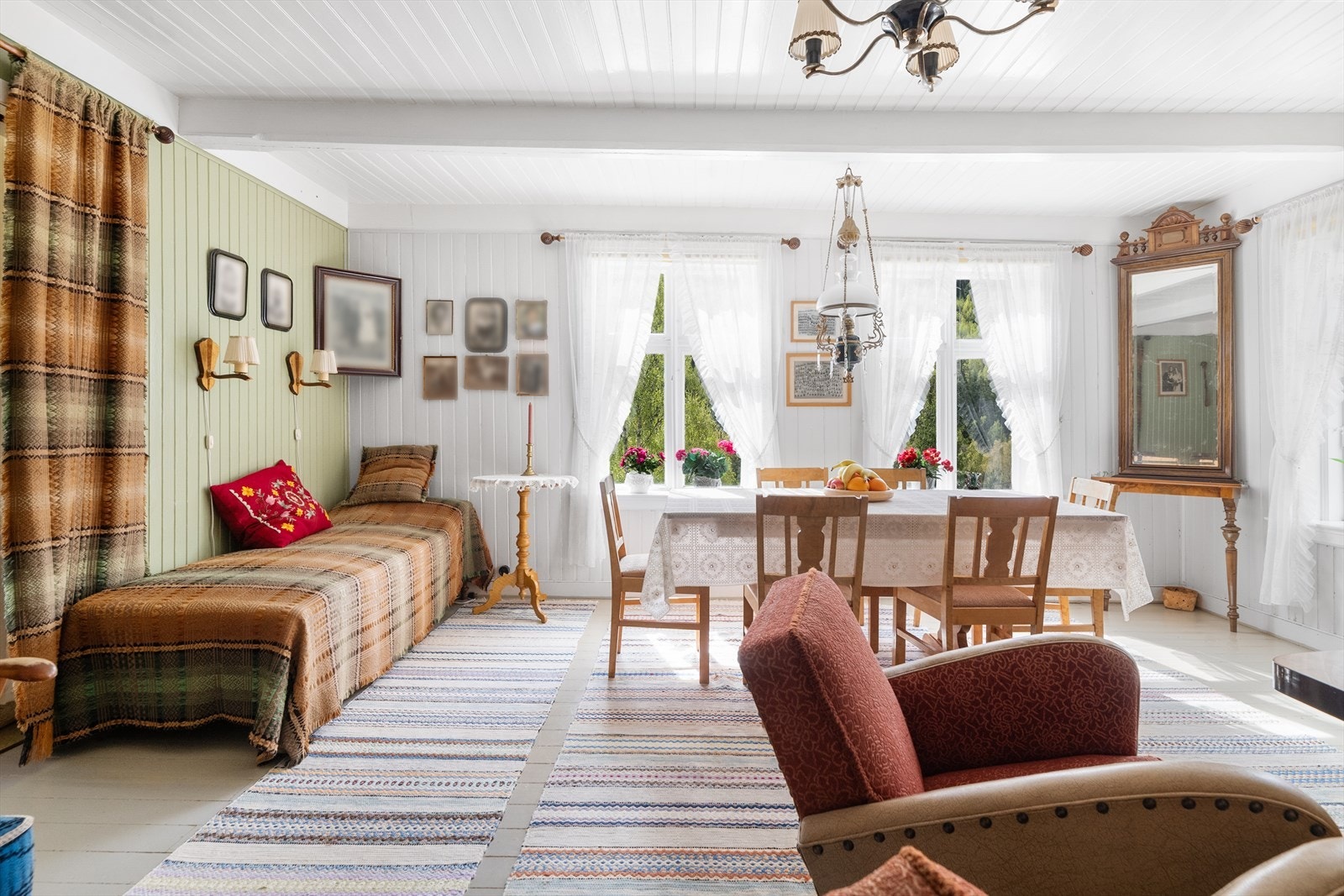 Stuen har, som TV-stuen, en vedovn som gir god varme. Galleribilde
