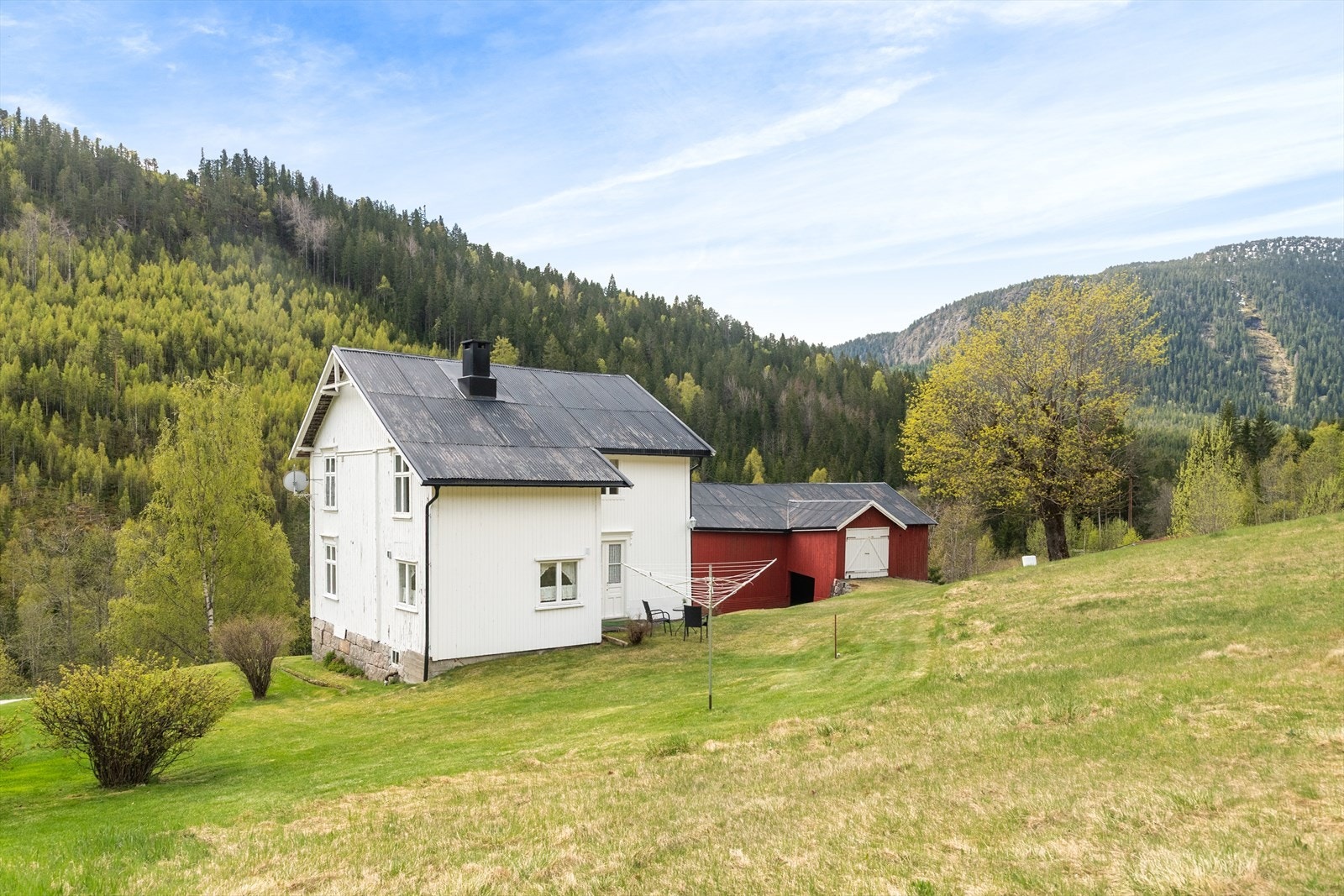 Landbrukseiendom med usjenert beliggenhet i Fjone | Våningshus, driftsbygning og vedskjul | Stor tomt med jaktmuligheter Galleribilde
