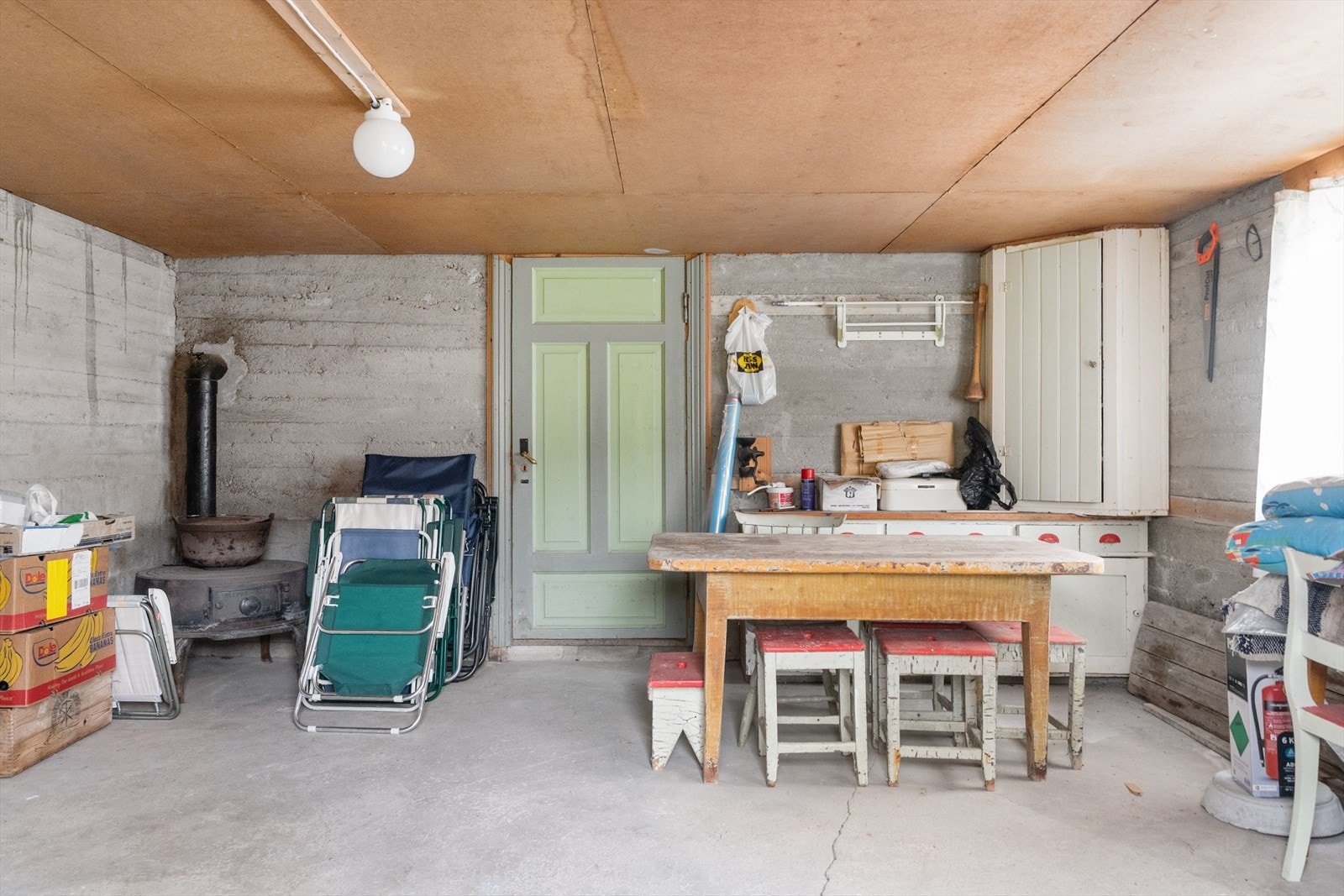 Kjelleren har betonggulv og vegger av betong, naturstein og trepanel. Galleribilde