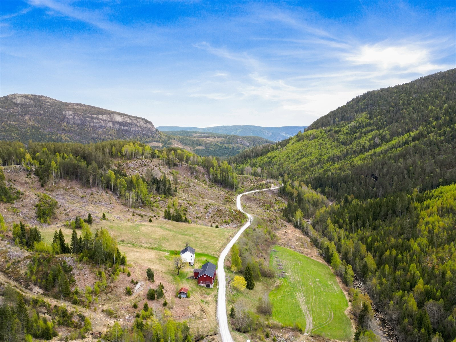 Eiendommen har adkomst fra Dalevegen. Treungen sentrum ligger omtrent 27 km unna. Galleribilde