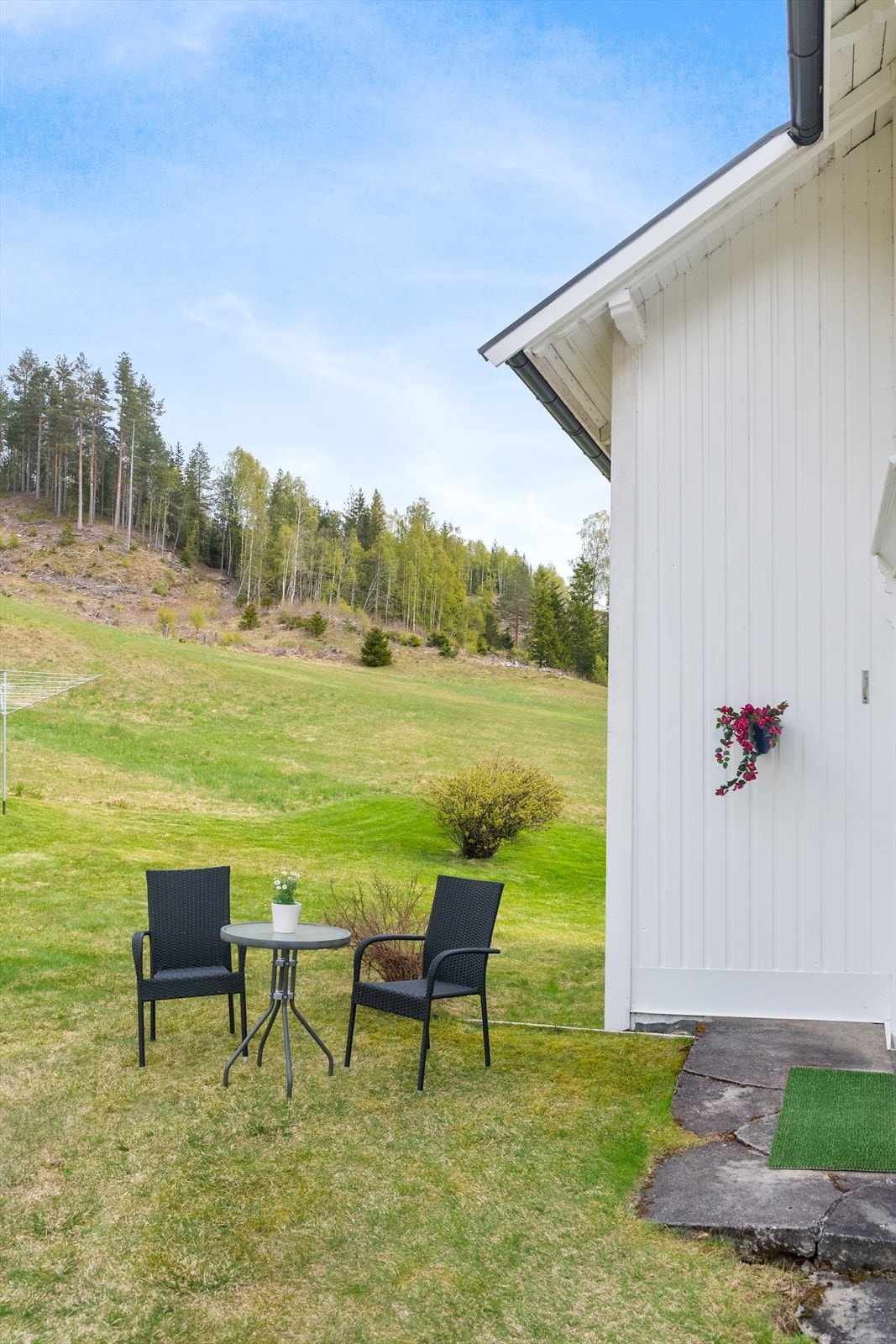 Eiendommen har en stor hage med god plass for utendørsaktiviteter. Galleribilde