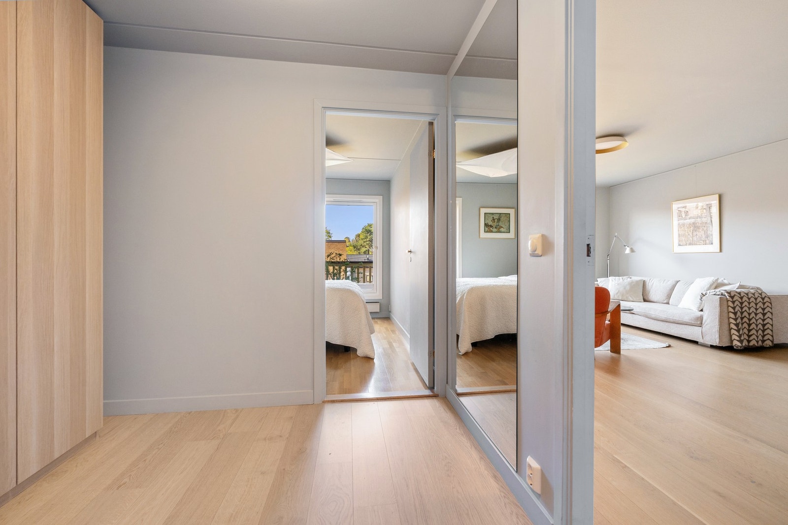 Praktisk walk-in garderobe mellom badet og hovedsoverommet Galleribilde