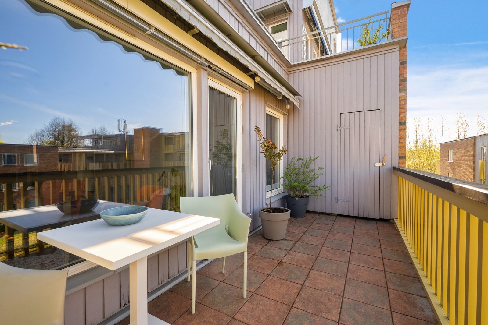 Balkongen på 11kvm, er en forlengelse av stuen og har sol fra ca. 10:30-21:00 sommerstid. Galleribilde