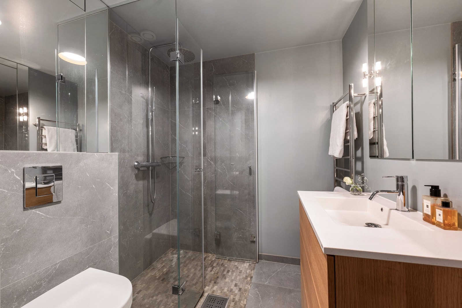 Badet ble pusset opp i 2021 og fremstår som meget delikat med bl.a. mosaikkflis på gulv i dusjsonen. Galleribilde