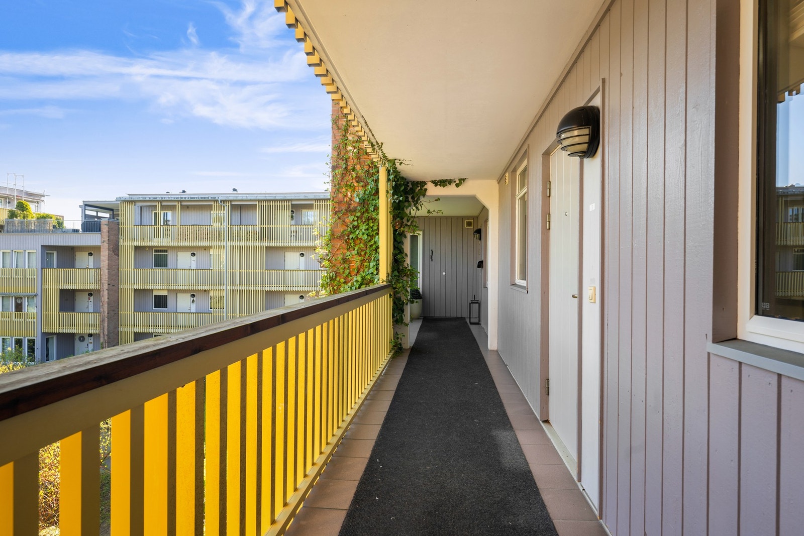 Enkel adkomst til 3.etasje via svalgang og heis Galleribilde