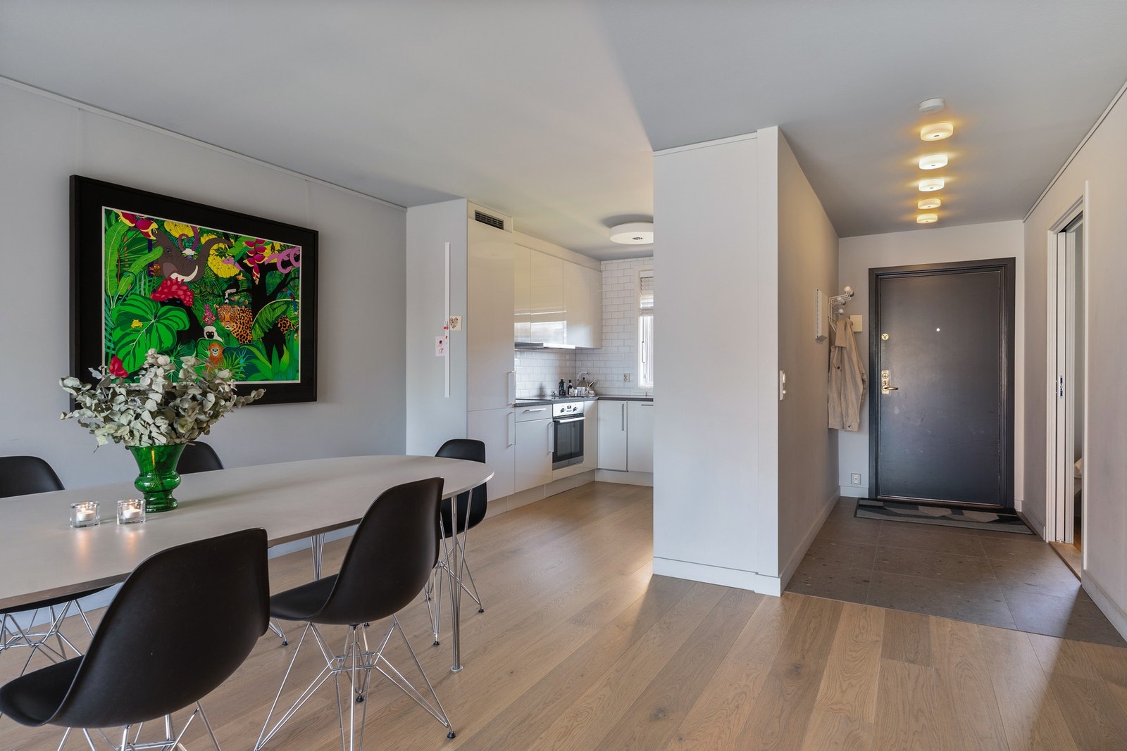 Velkommen inn - Leiligheten er gjennomgående og det naturlige lyset gir en god atmosfære. Galleribilde